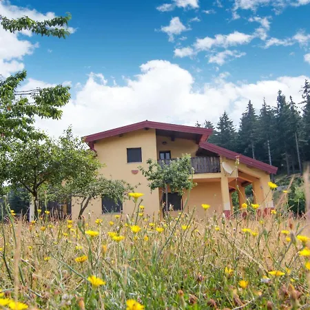 Сasa de vacaciones Traditional Holiday In With Garden